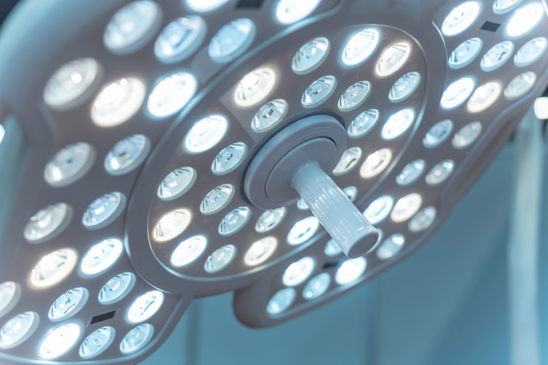 Quirófano moderno con iluminación quirúrgica LED